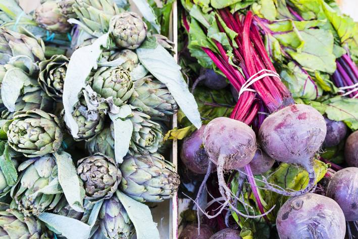 Fat Flushing Foods and Spices artichokes and beets in an open-air market