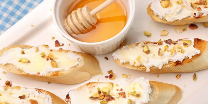 Honey-Brushed Pear Boursin Crostinis Honey-Brushed Pear Boursin Crostinis