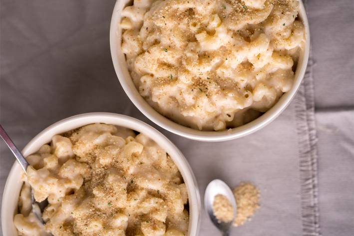 Greek Yogurt Mac'n Cheese bowls of the creamiest mac and cheese I've ever seen