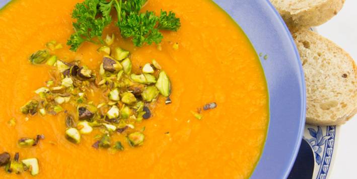 Curried Carrot Soup with Pistachios Carrot soup with pistachios and bread